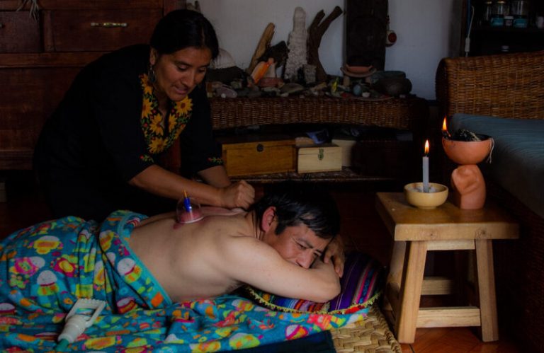 Para la medicina ancestral, el contacto físico es indispensable