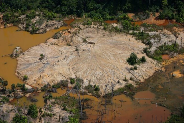 Indígenas yanomamis denuncian un ataque armado de mineros ilegales contra una de sus aldeas 6 Indígenas yanomamis denuncian un ataque armado de mineros ilegales contra una de sus aldeas