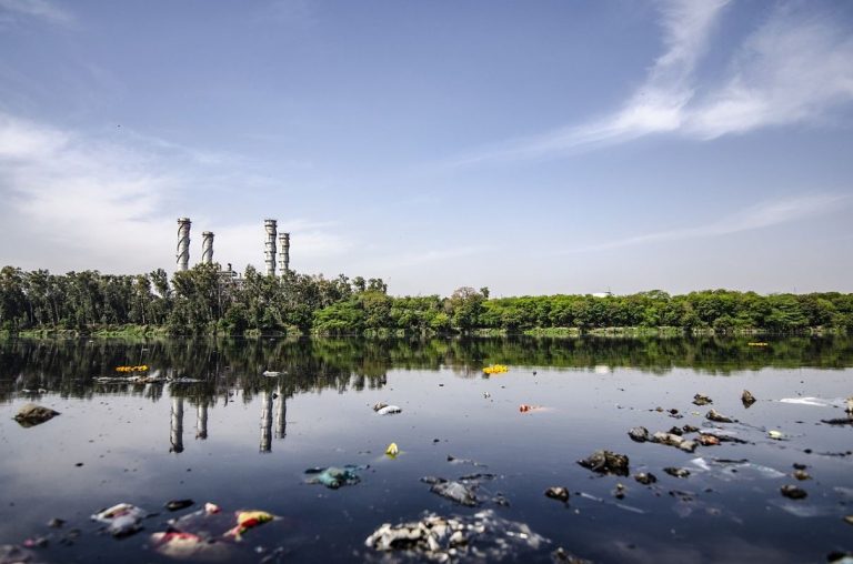 Peligros de aguas contaminadas con residuos industriales