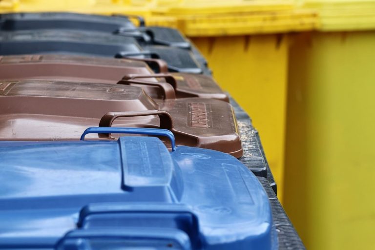 Crean contenedor de basura inteligente que funciona con energía solar