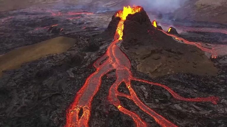Así se estrella este dron contra la lava de un volcán en Islandia