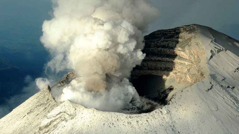 La Luna, Venus y Marte ‘caen’ sobre el volcán Popocatépetl y luego este explota