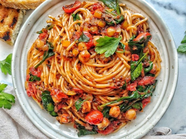 Espaguetis de tomate asado con espinacas y garbanzos