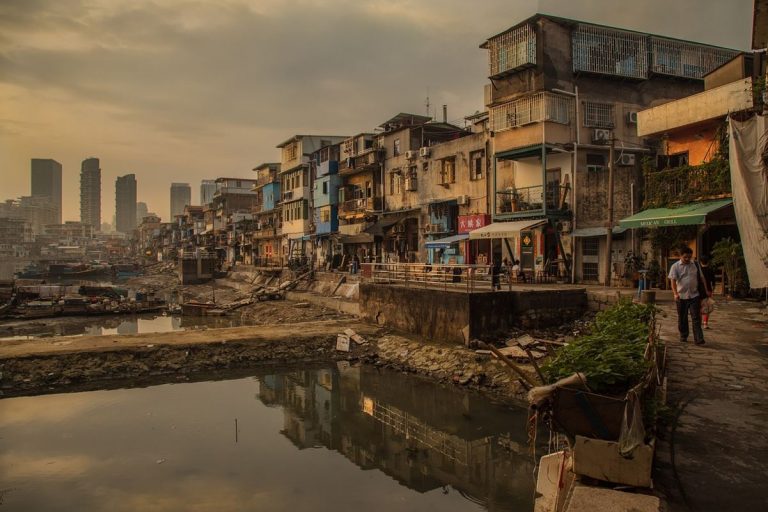 A medida que las ciudades crecen, los pobres son más pobres 1 A medida que las ciudades crecen, los pobres son más pobres