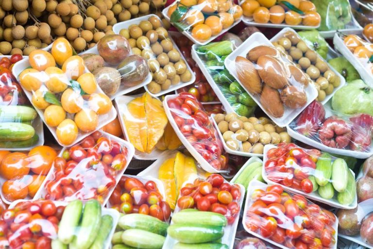 España prohibirá a partir de 2023 la venta de frutas y verduras en envases plásticos 8 España prohibirá a partir de 2023 la venta de frutas y verduras en envases plásticos