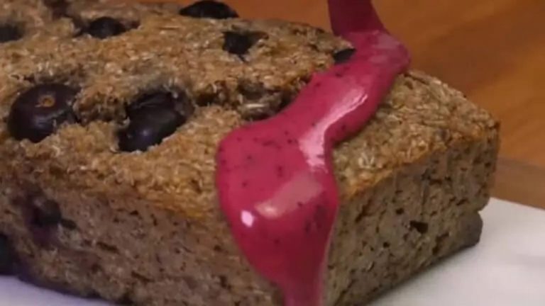 Cómo hacer un refrescante pan de plátano con arándanos