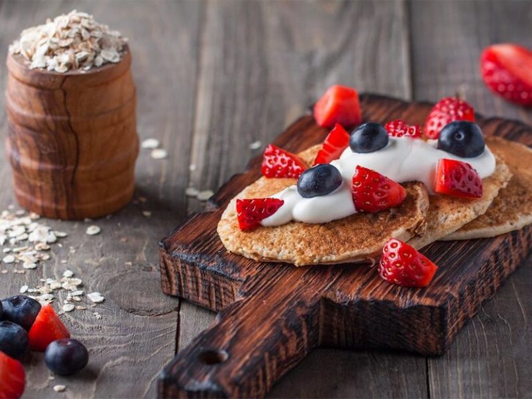 Desayuno saludable con estos Hot cakes de avena sin azúcar y sin harina