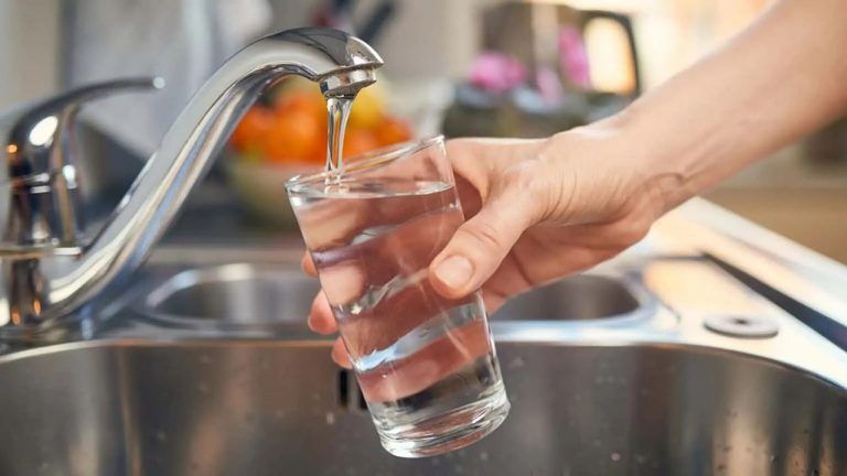Si bebes agua del grifo, consumes menos microplásticos 4 Si bebes agua del grifo, consumes menos microplásticos