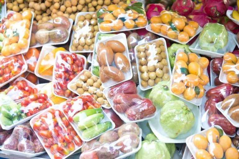 Francia entre reducción del plástico y desperdicio de alimentos