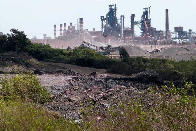 Investigan a una empresa del grupo Techint por contaminar con residuos peligrosos el Río Paraná