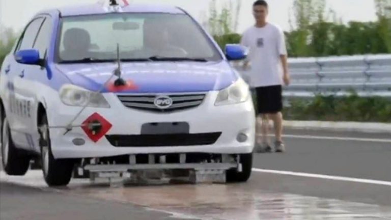 China está probando coches flotantes en sus carreteras
