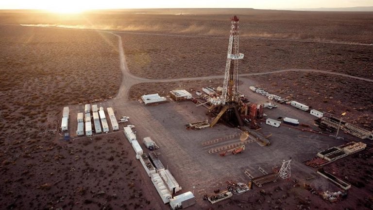 Las primeras imágenes del derrame en Vaca Muerta confirman que traspasó la locación 4 Las primeras imágenes del derrame en Vaca Muerta confirman que traspasó la locación