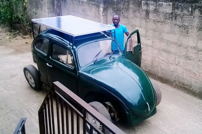 De chatarra a automóvil solar-eólico, conoce este escarabajo ecológico de VW creado en Nigeria 2 De chatarra a automóvil solar-eólico, conoce este escarabajo ecológico de VW creado en Nigeria