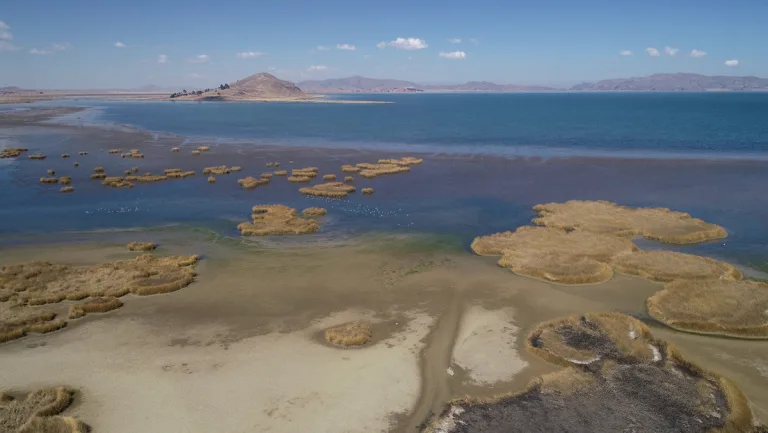 Las aguas del lago Titicaca descienden a niveles históricos 3 Las aguas del lago Titicaca descienden a niveles históricos