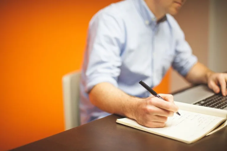 ¿Cómo elegir un buen traductor profesional? 8 consejos básicos 9 ¿Cómo elegir un buen traductor profesional? 8 consejos básicos