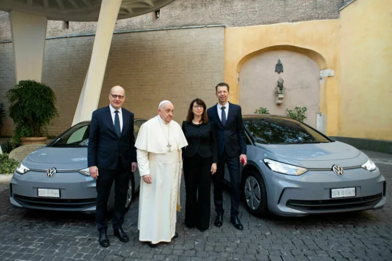 El Papa Francisco y sus nuevos autos eléctricos 7 El Papa Francisco y sus nuevos autos eléctricos