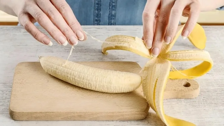¿Qué pasa si te comes las hebras blancas del plátano?