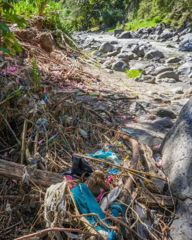 Barreras flotantes ayudan a eliminar los plásticos en los ríos de Ecuador 3 eliminar plásticos