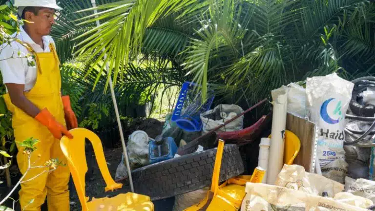 Barreras flotantes ayudan a eliminar los plásticos en los ríos de Ecuador 2 Barreras flotantes ayudan a eliminar los plásticos en los ríos de Ecuador