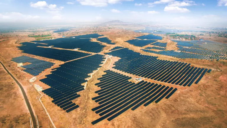 El proyecto Khavda: El mega parque eólico-solar de India visible desde el espacio 2 El proyecto Khavda: El mega parque eólico-solar de India visible desde el espacio
