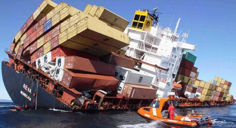 ¿Qué sucede cuando los contenedores caen al mar y explotan? 2 ¿Qué sucede cuando los contenedores caen al mar y explotan?