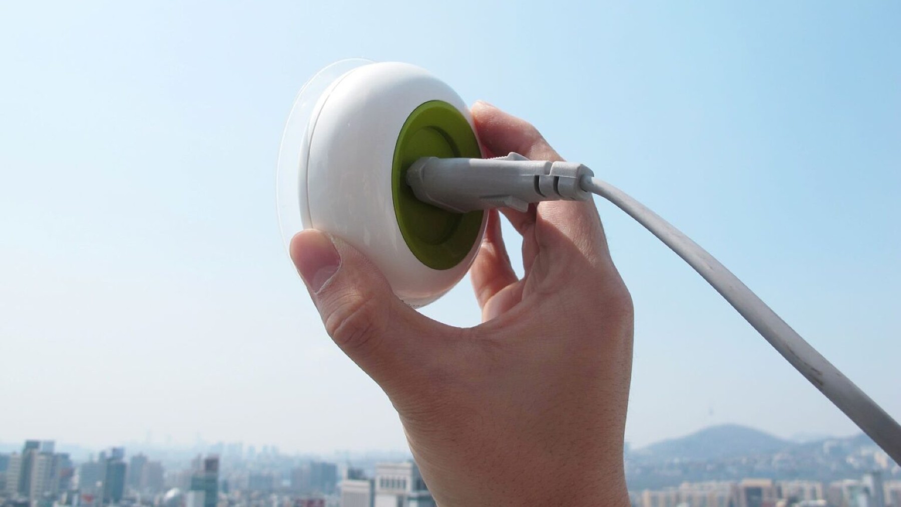 El primer enchufe fotovoltaico para casa: 60 W de energía gratuita a través de tus ventanas