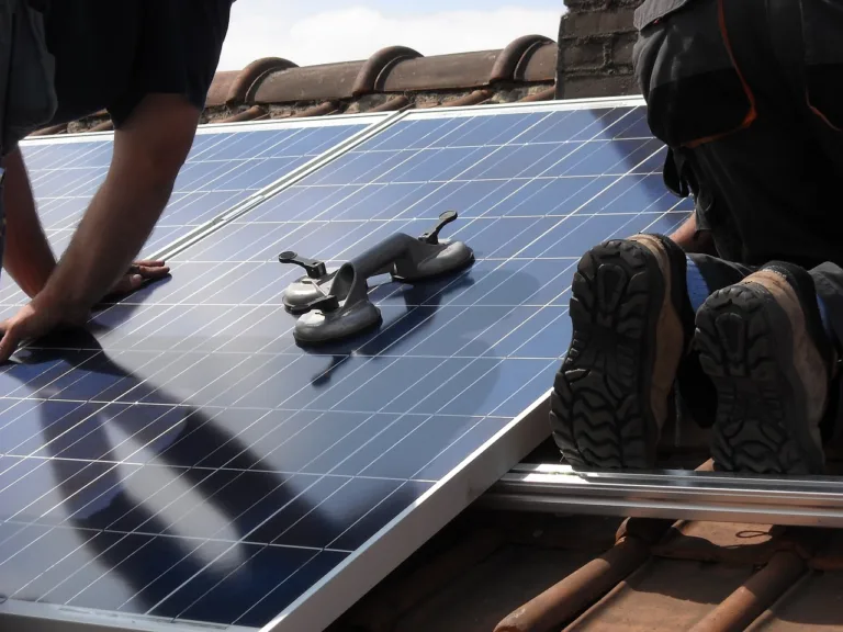 Domina la instalación de paneles solares: Curso práctico y certificado para profesionales del sector 