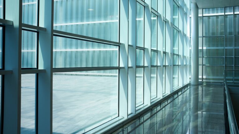 Este es el vidrio más transparente de la historia: se limpia solo y aísla tu casa del frío 10 Este es el vidrio más transparente de la historia: se limpia solo y aísla tu casa del frío