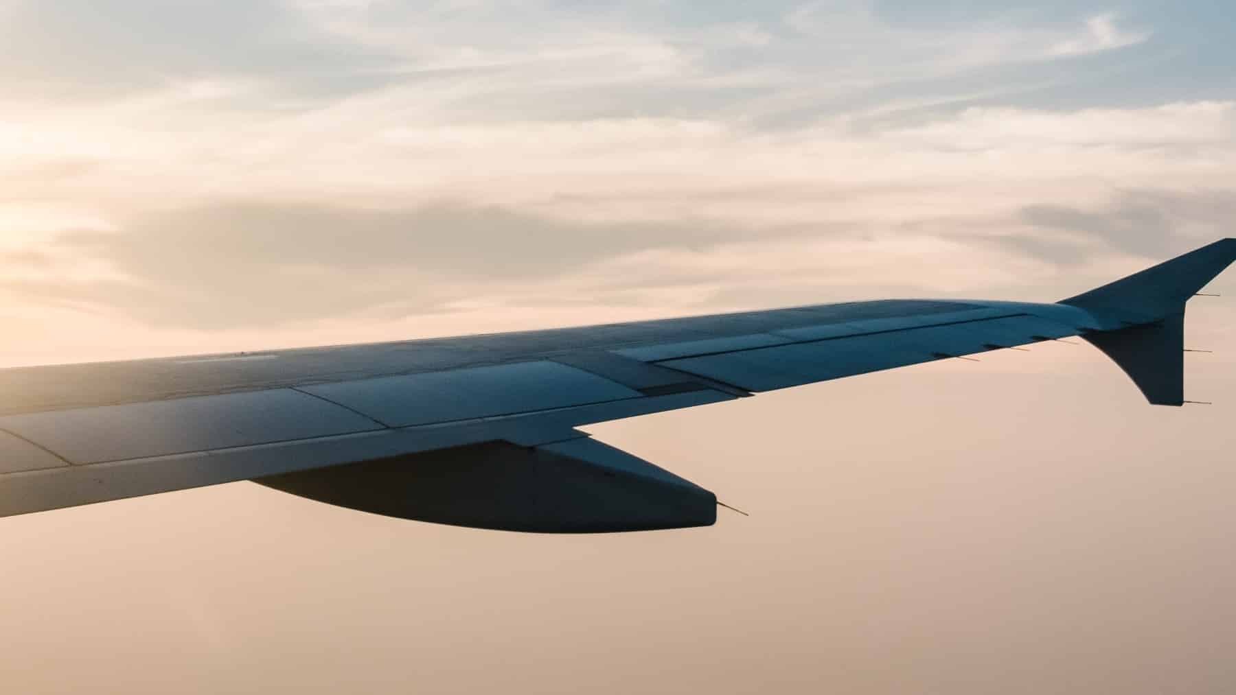 Avión ambulancia se desploma en Filadelfia, a poca distancia de centro comercial