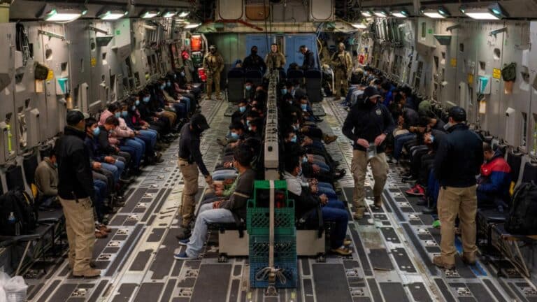 México rechaza vuelo de EEUU por llevar migrantes a Guatemala 3 México rechaza vuelo de EEUU por llevar migrantes a Guatemala