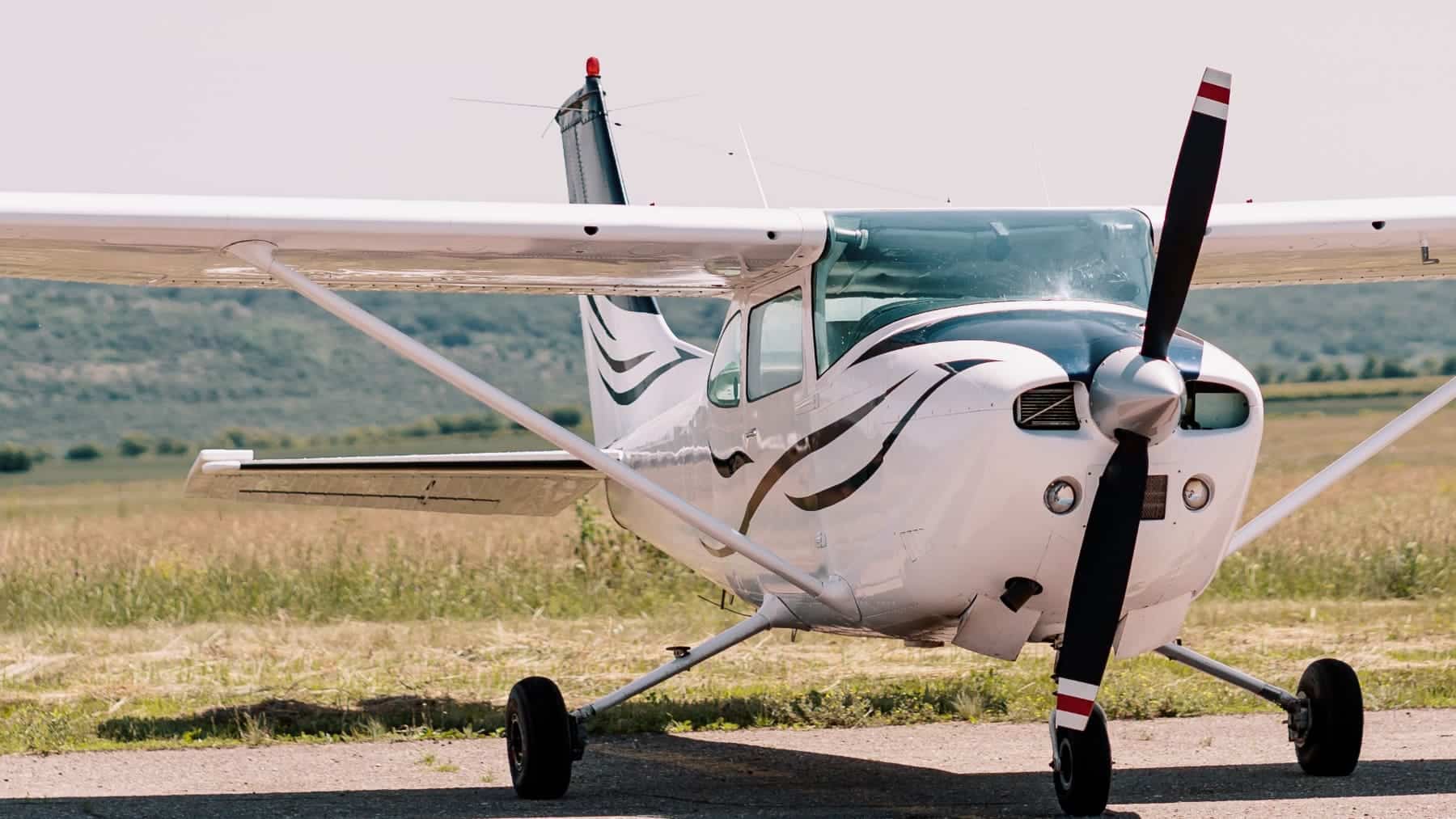 Inician búsqueda de avioneta desaparecida en Alaska con 10 personas a bordo