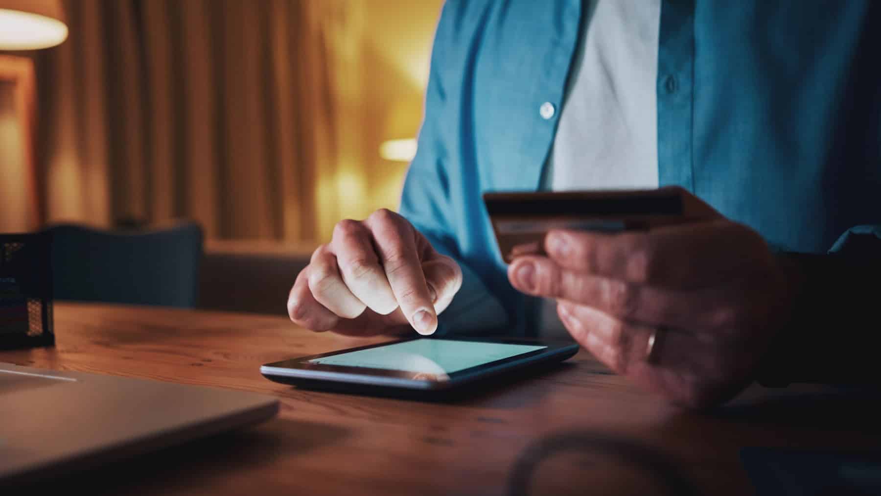 BBVA lanza aviso a miles de clientes: Te cobrará por hacer esto desde ahora