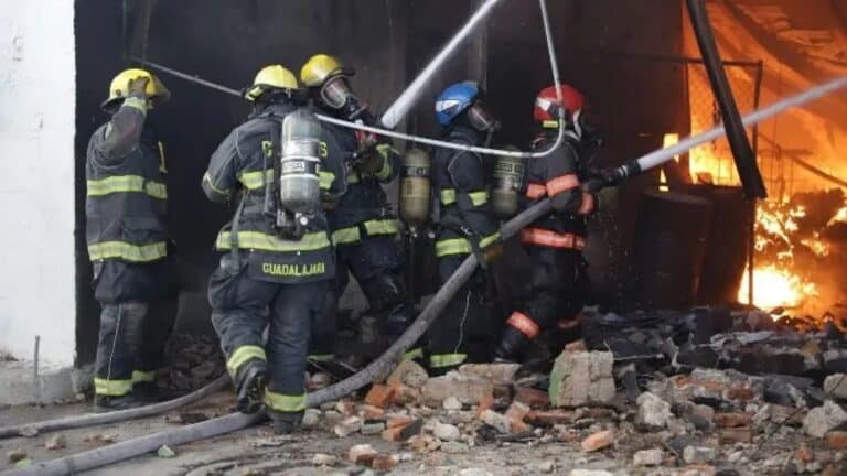 Incendio de grandes proporciones en fábrica de plástico ubicada en Guadalajara 6 Incendio de grandes proporciones en fábrica de plástico ubicada en Guadalajara