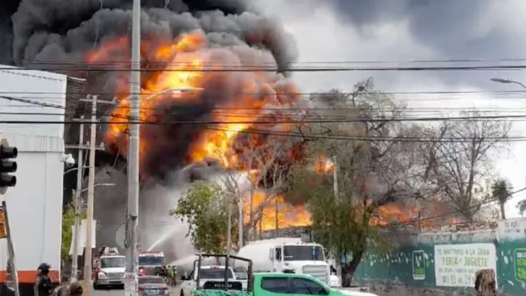 Incendio de grandes proporciones consume una fábrica en la ciudad de Soledad 6 Incendio de grandes proporciones consume una fábrica en la ciudad de Soledad