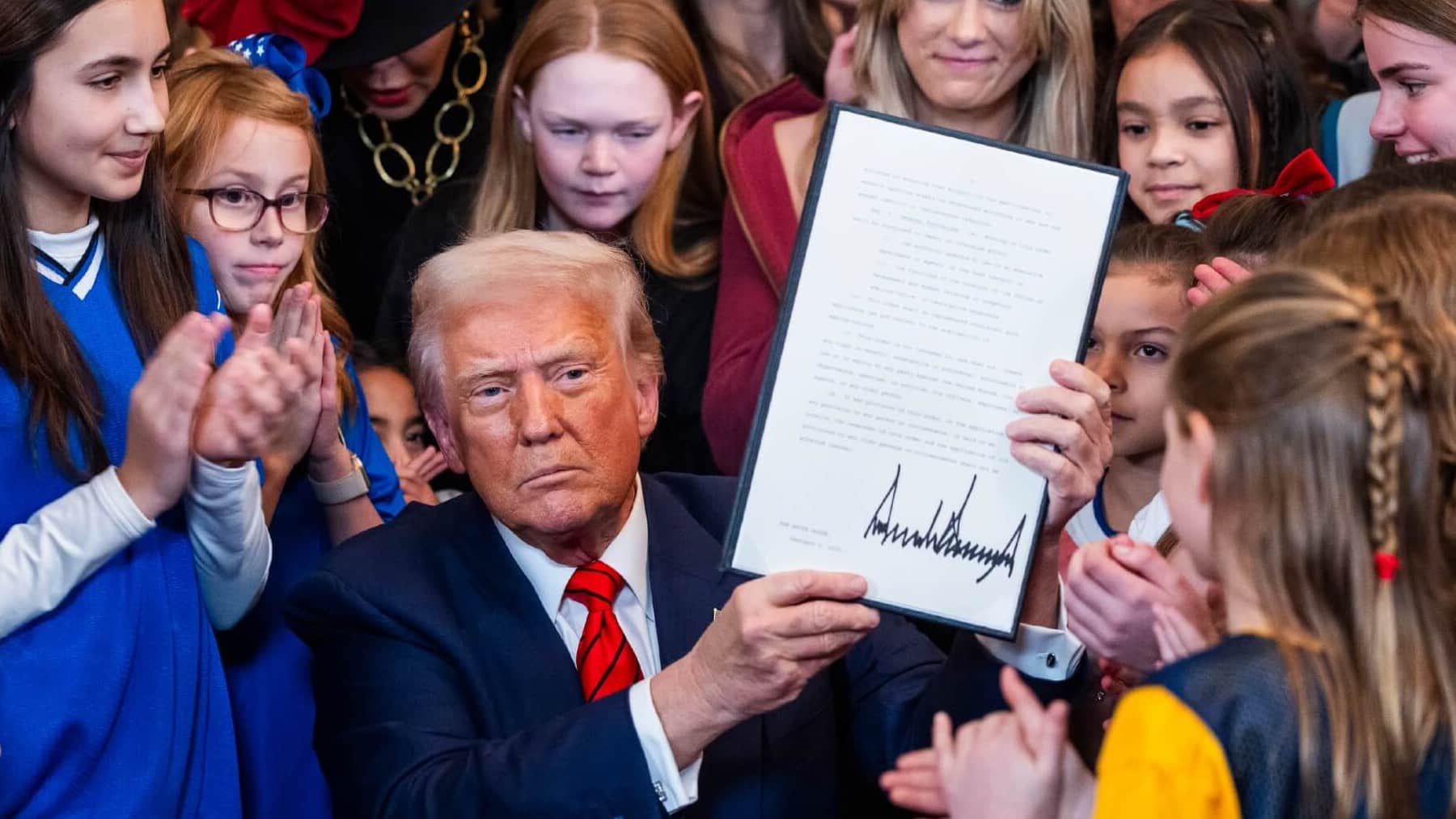 Trump firma orden ejecutiva que impide la participación de atletas transgénero en deportes femeninos