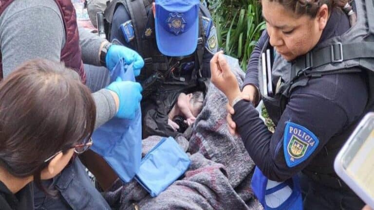Mujer da a luz en la vía pública de la CDMX
