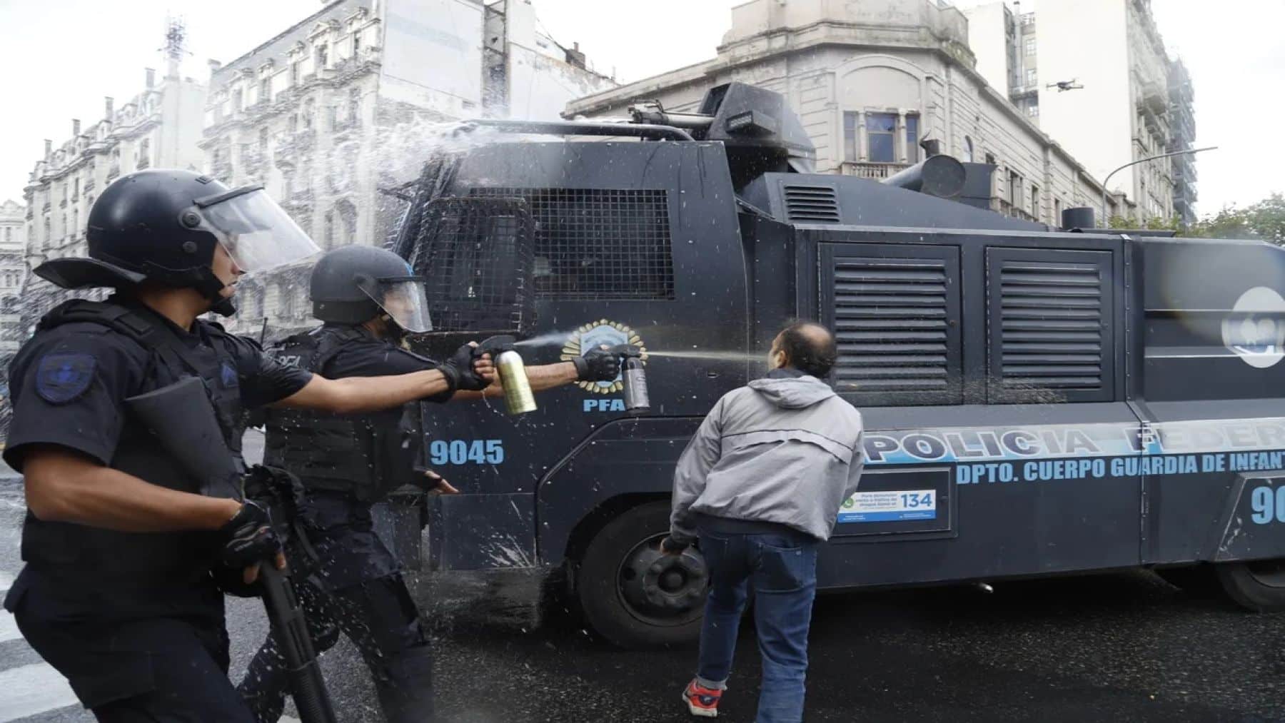 Fotógrafo herido durante la represión en Argentina fue operado y continúa grave