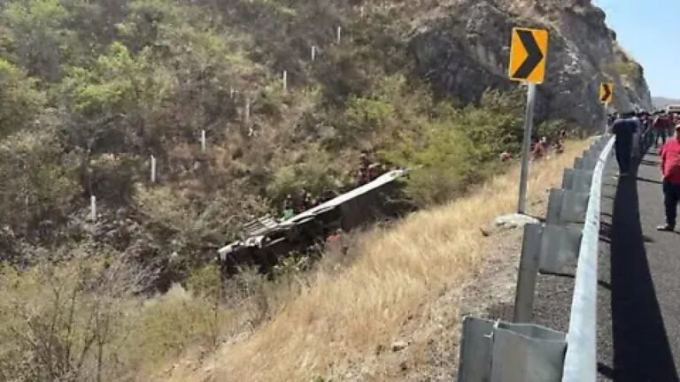 Autobús sufre un accidente en Oaxaca dejando 11 fallecidos y 15 heridos 9 Autobús sufre un accidente en Oaxaca dejando 11 fallecidos y 15 heridos
