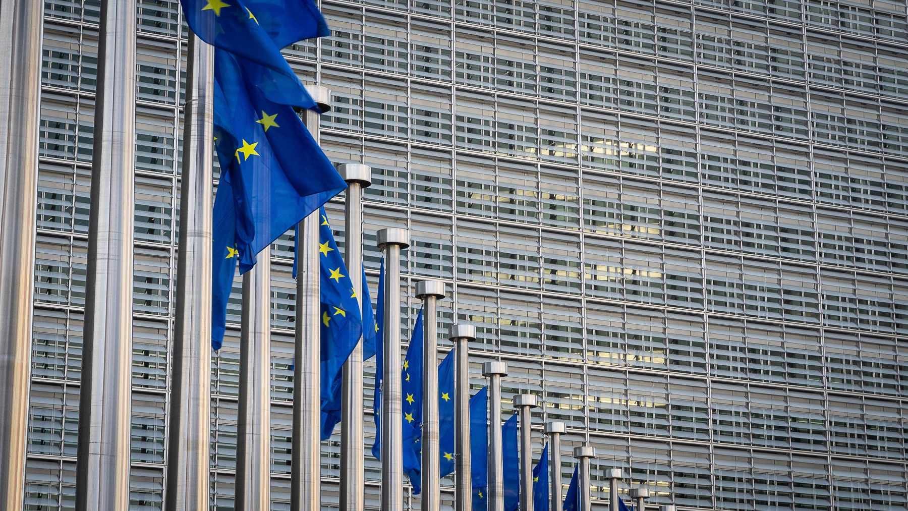 Unión Europea retrasa hasta mediados de abril sus aranceles a productos de EE.UU