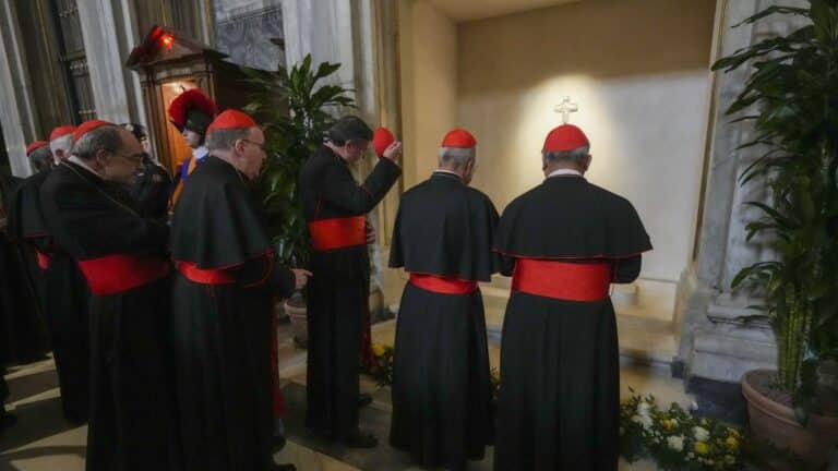 Cardenales en congregación visitan y oran frente a la tumba del papa Francisco 1 Cardenales en congregación visitan y oran frente a la tumba del papa Francisco