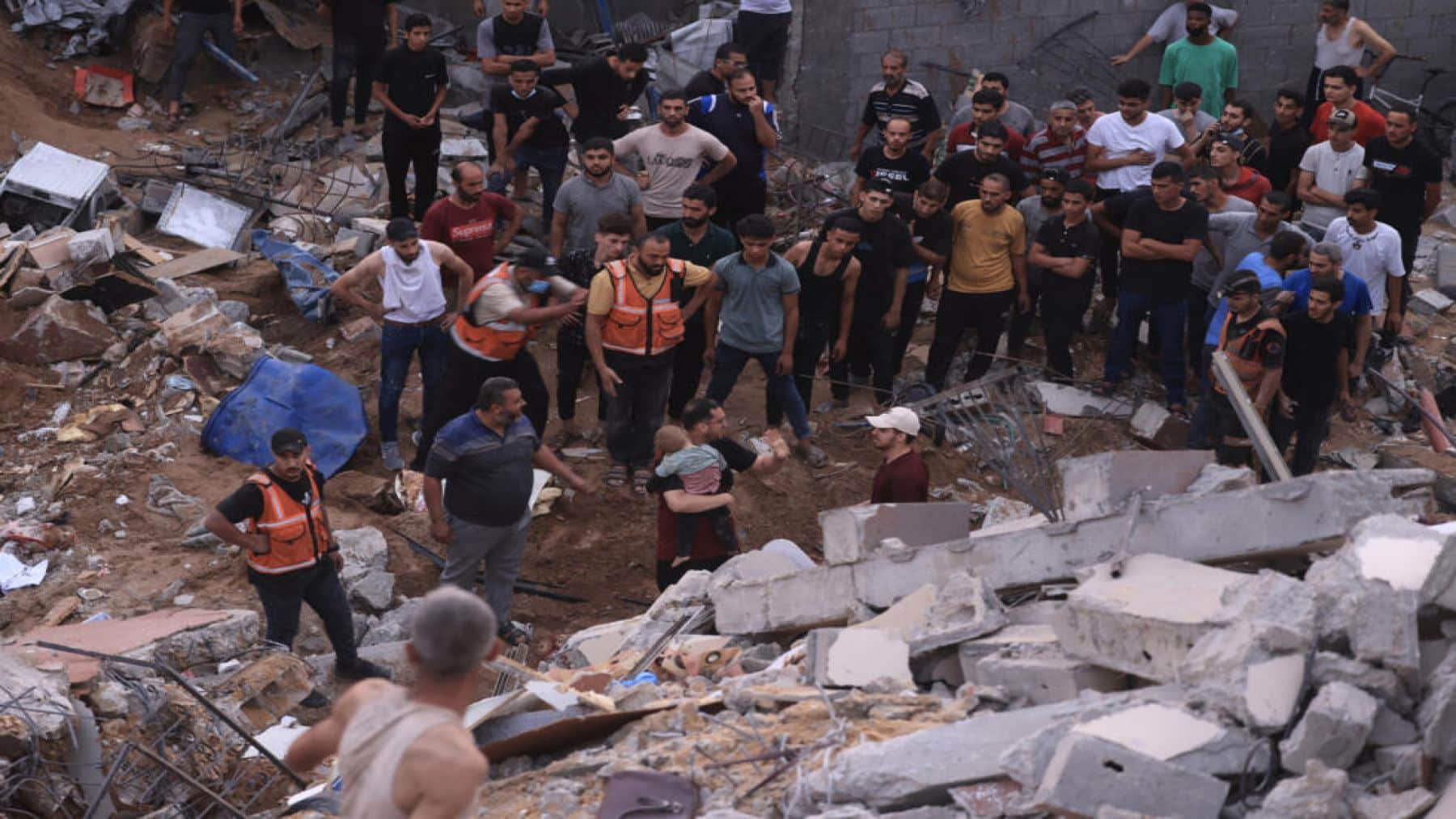 Israel bombardeó refugio de desplazados en Gaza y causa 19 muertes