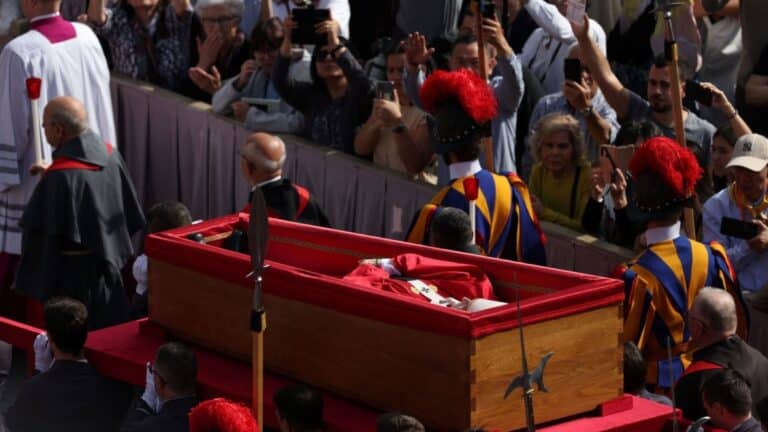 El Vaticano comienza el rito de clausura del féretro del papa Francisco