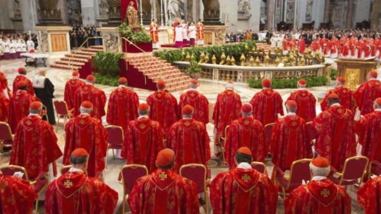 Giovanni Battista Re, Decano del Colegio Cardenalicio, oficia el funeral del papa Francisco