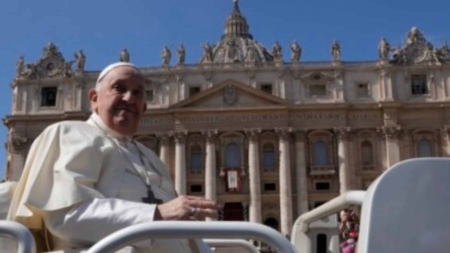 Sorpresa en la Plaza San Pedro, Papa Francisco saluda luego de su hospitalización