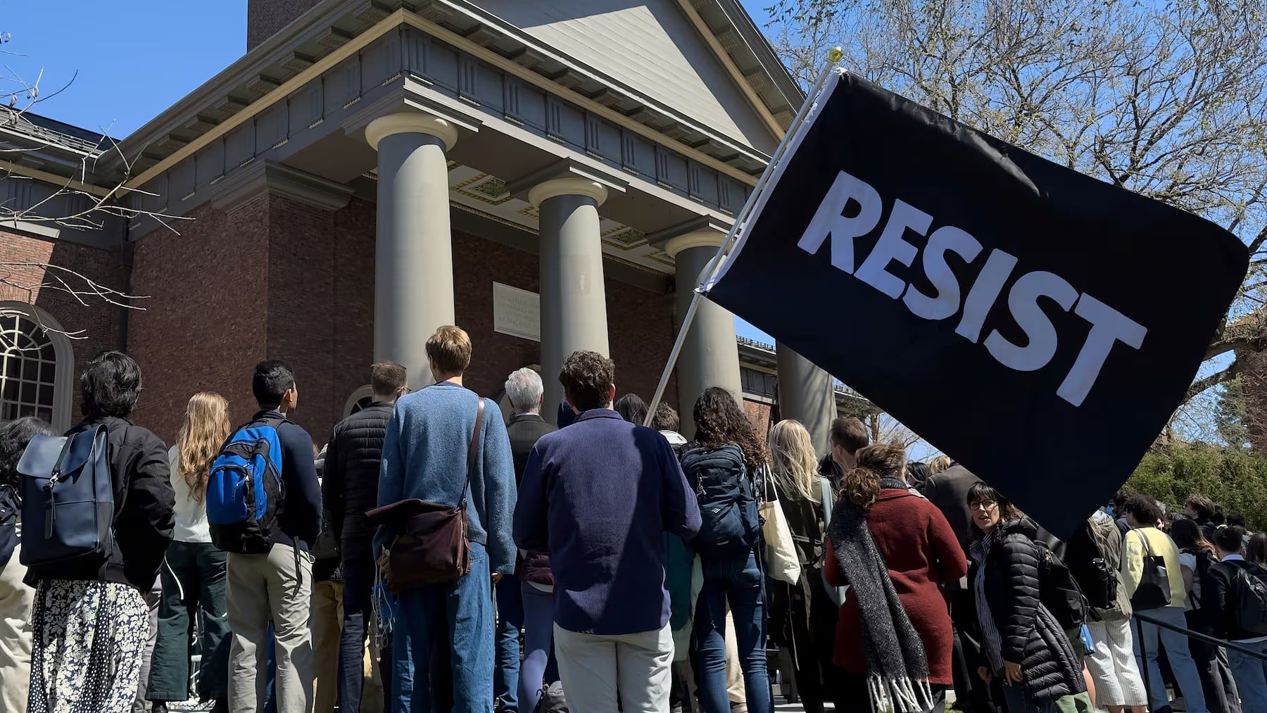 Trump redobla la carga contra Harvard y planea recortar USD 1.000 millones mas