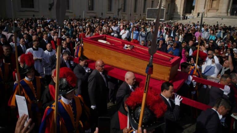 La Homilía del Cardenal Giovanni Battista Re en el último adiós al Papa Francisco 2 La Homilía del Cardenal Giovanni Battista Re en el último adiós al Papa Francisco