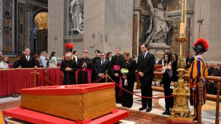 El estricto protocolo para el funeral de Francisco: dónde se ubicarán los líderes