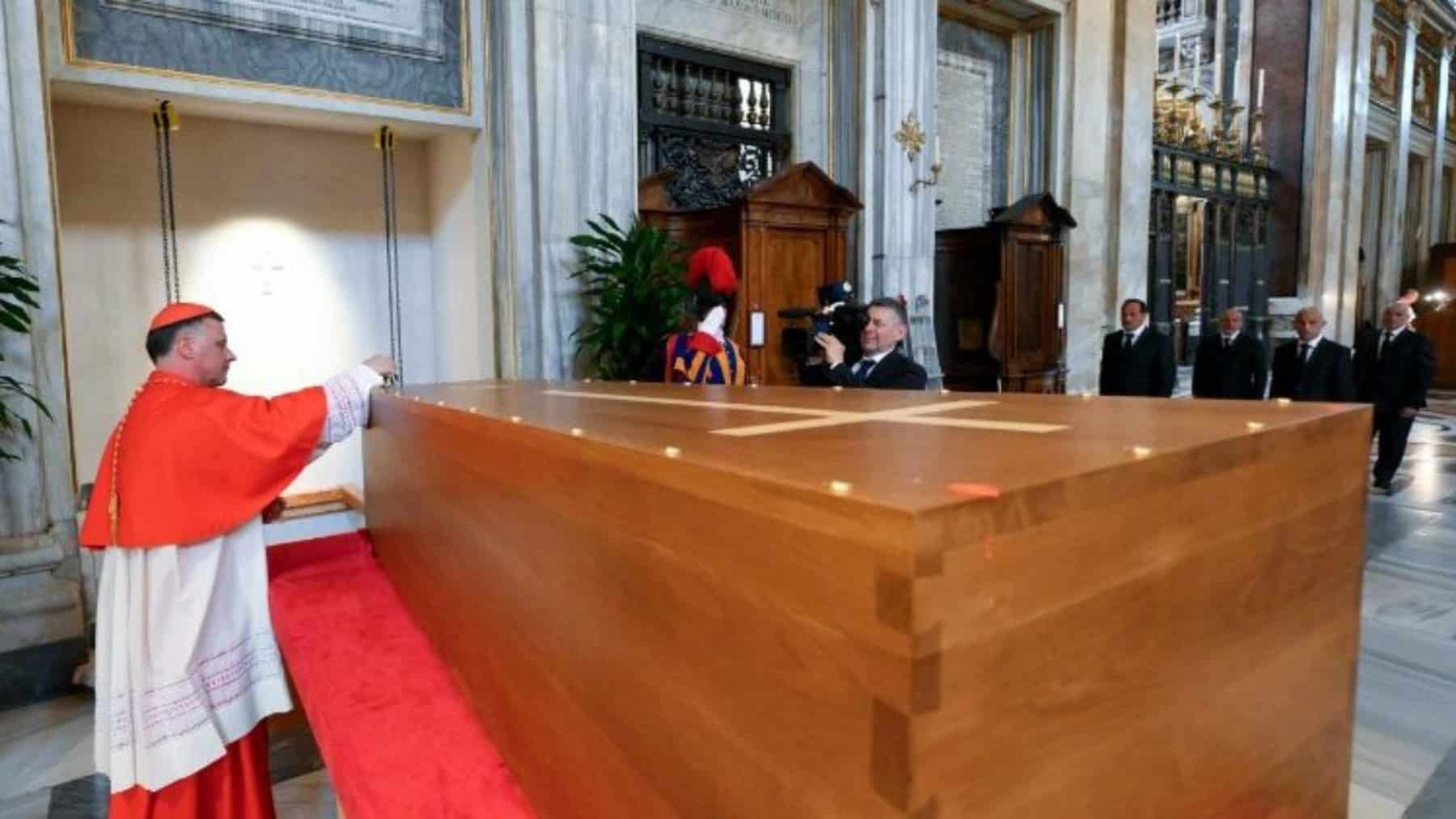 Ceremonia privada de inhumación del papa Francisco