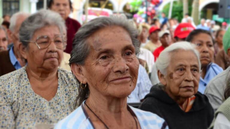 ¿Eres mujer y cumples 60 antes de agosto? Puedes recibir $3,000 del gobierno 2 ¿Eres mujer y cumples 60 antes de agosto? Puedes recibir $3,000 del gobierno