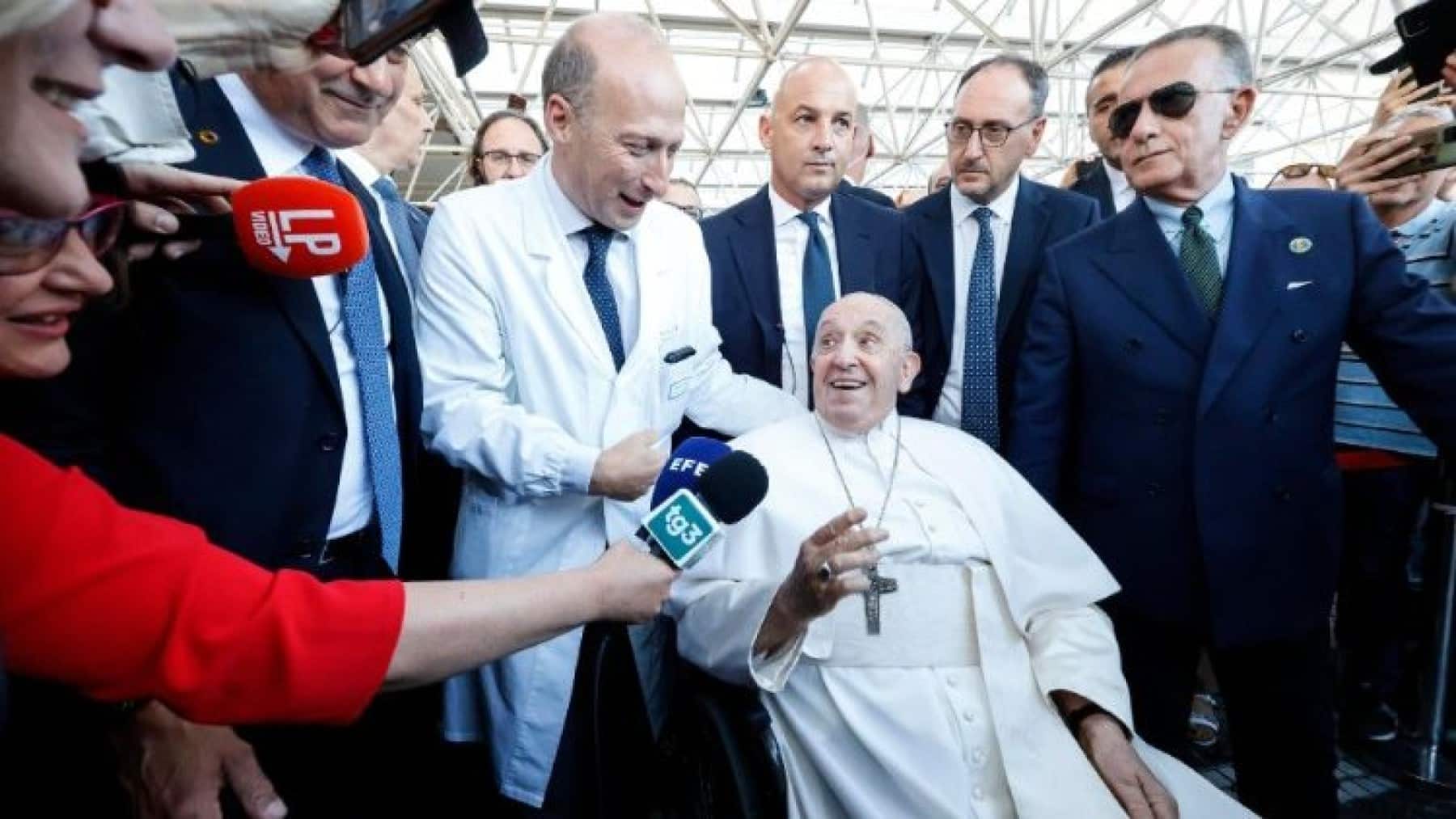 El Papa Francisco muestra su gratitud hacia el personal del hospital donde recibió atención en Roma